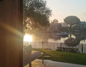 Maison au bord du lac, les pieds dans l'eau